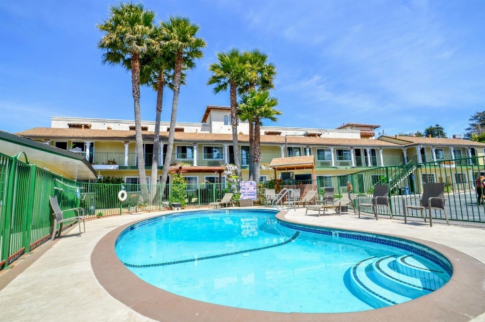 Bay Front Inn outdoor pool and courtyard